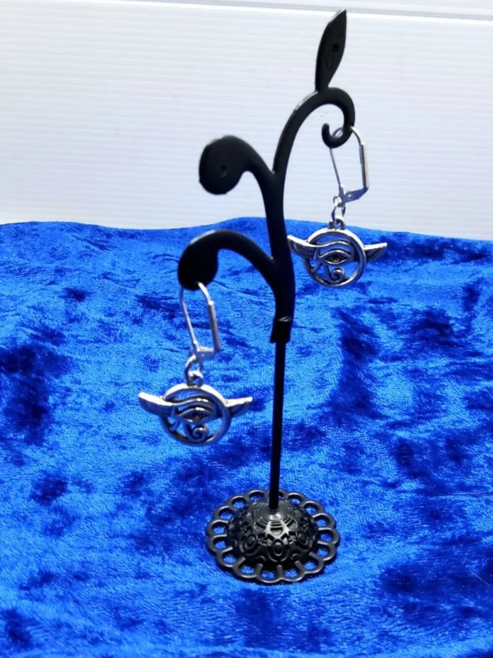 vintage silver tone egyptian eye of horus dangle earrings.
